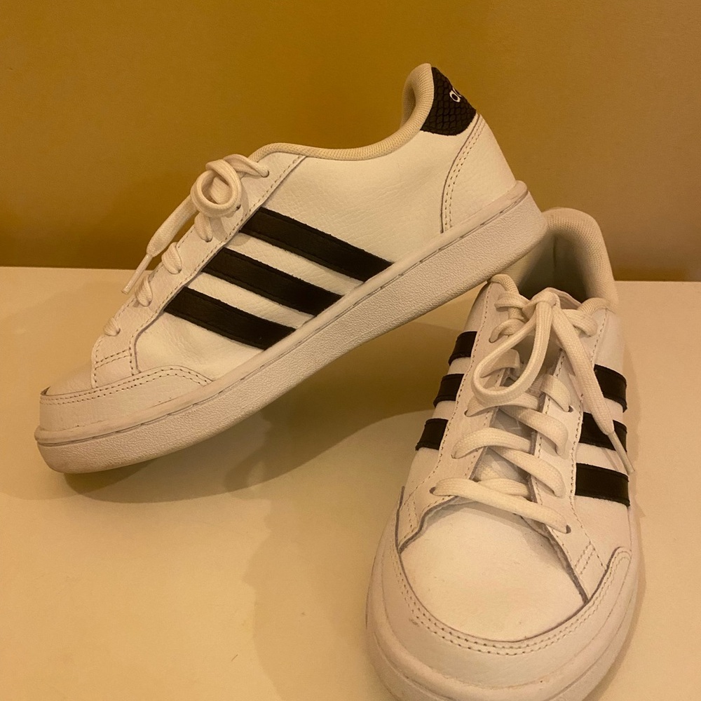 Blokecore ⭐️ ⚽️ Adidas White and Black Sneakers sz7